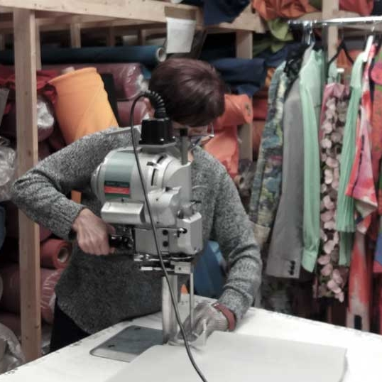 Corte en Confección Textil. Realizamos Corte en Confección Textil personalizando para los clientes cualquier prenda que quiera confeccionar.